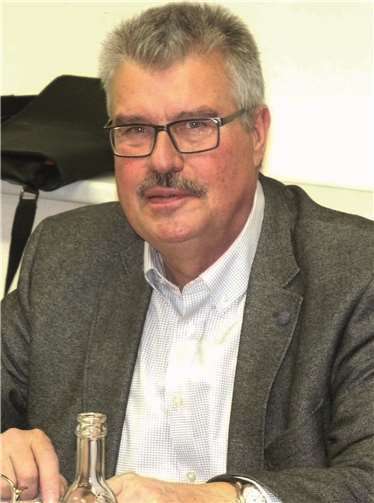 Stadtbürgermeister Hans Peter Ammel begrüßte zahlreiche Ratsmitglieder in der Mendiger Laacher See-Halle. Foto: FRE