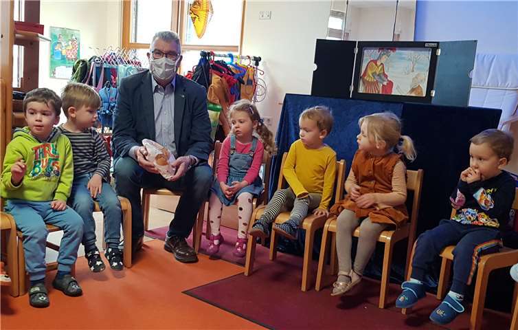Stadtbürgermeister Hans Peter Ammel besuchte am Martinstag den Kindergarten „Zauberwald“.Foto: privat