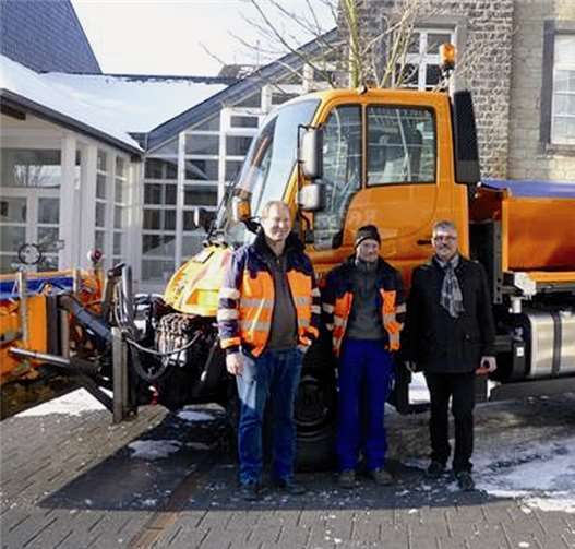 Stadtbürgermeister Hans Peter Ammel, der Leiter des städtischen Bauhofes Wolfgang Manten und seinen Stellvertreter Thomas Strahl nehmen das neue Fahrzeug eingehend unter die Lupe. Stadt Mendig