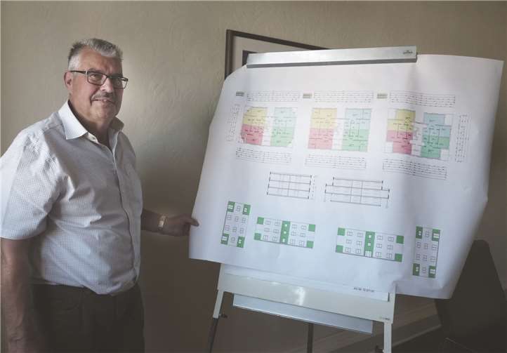 Stadtbürgermeister Hans Peter Ammel erläuterte anhand der Pläne die Ausführungsarbeiten für das neue soziale Wohnungsbauprojekt in Mendig. FRE