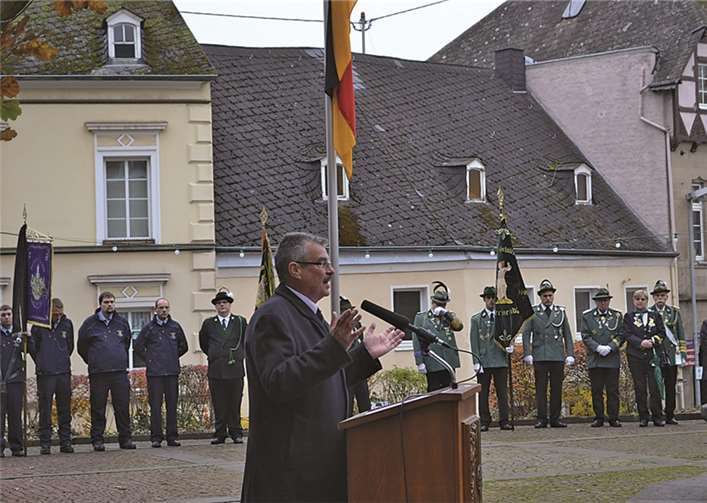 Stadtbürgermeister Hans Peter Ammel forderte dazu auf, jedem Ansatz von Rassismus und Unterdrückung die Stirn zu bieten.