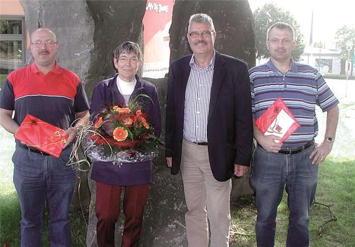 Stadtbürgermeister Hans-Peter Ammel gratulierte Renate Steffenhag und ihren Söhnen Bernd und Dirk als 500.000 Besucher im Lava-Dome. privat