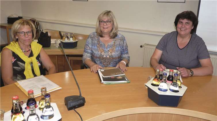 Stadtbürgermeister Hans Peter Ammel hatte die Kita-Leiterinnen (v. l.) Ingrid Butter ( St. Nikolaus), Ursula Frank („Zauberwald“) und Barbara Müller (St. Genovefa) zur Ratssitzung eingeladen, um über deren täglich anfallende Verwaltungsarbeit zu berichten. FRE