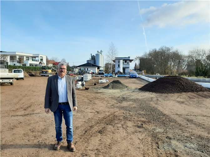 Stadtbürgermeister Hans Peter Ammel ist schon seit vielen Jahren mit der Neugestaltung des Mendiger Bahnhofgeländes befasst. Foto: FRE