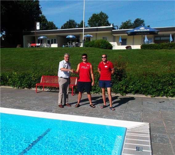 Stadtbürgermeister Hans-Peter Ammel (l.) gratuliert Lukas Mohr (Mitte) zur bestandenen Prüfung und freut sich mit Martin Hilger über weitere fachliche Unterstützung im Vulkanbad Mendig. VG Mendig