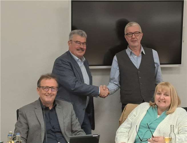 Stadtbürgermeister Hans Peter Ammel (l. stehend) verpflichtete das neue Ratsmitglied Robert Maciejowski (r. stehend).  Foto: FRE