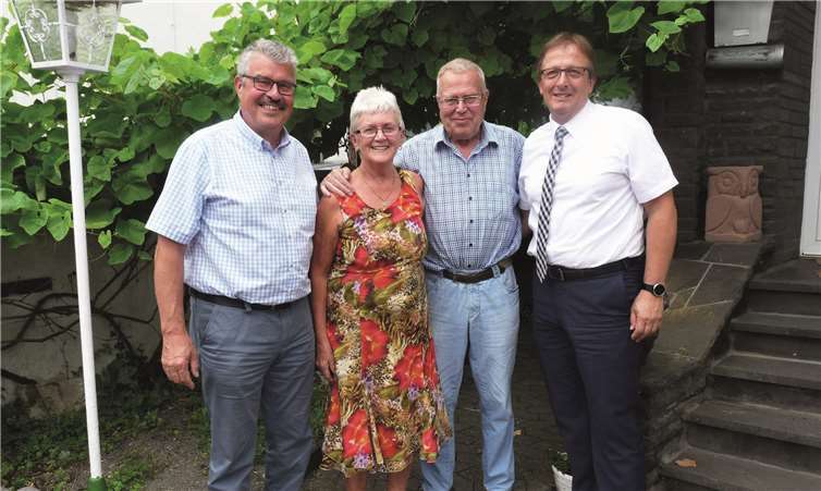 Stadtbürgermeister Hans Peter Ammel (li.) und der 1. Beigeordnete der VG Mendig, Joachim Plitzko (re.) gratulierten den Eheleuten Loeb. FRE