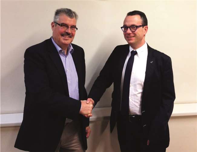 Stadtbürgermeister Hans Peter Ammel -links- übertrug die Leitung des neuen Geschäftsbereiches auf den Ersten Beigeordneten Thomas Schneider. -FRE