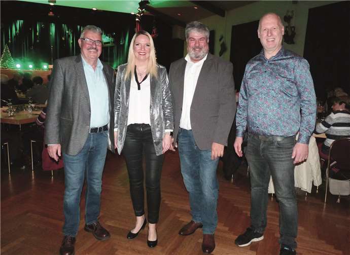 Stadtbürgermeister Hans Peter Ammel (links) und seine Beigeordneten Achim Grün und Frank Post (rechts) dankten Melanie Junglas für deren stimmungsvolle Gesangsdarbietungen.