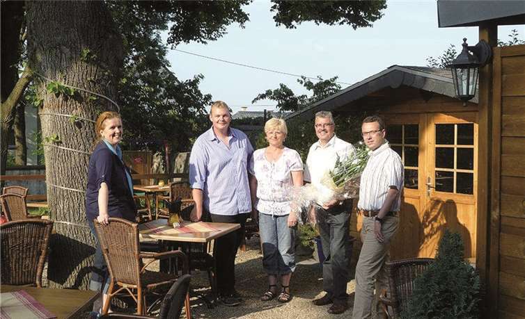 Stadtbürgermeister Hans Peter Ammel mit seinen Beigeordneten Thomas Schneider und Bibiana Koch-Mittler besuchten den Mendiger Wirt Stefan Schäfer und gratulierten zu dem neu geschaffenen Biergarten. Stadt Mendig