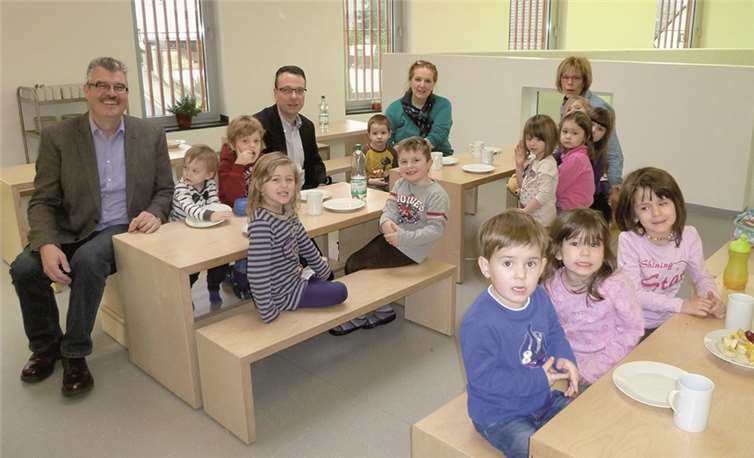 Stadtbürgermeister Hans Peter Ammel mit seinen Beigeordneten im Kindergarten St. Nikolaus.privat