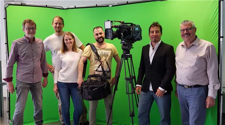 Stadtbürgermeister Hans-Peter Ammel (r.) bedankte sich bei Dr. Ulrich Küppers (2.v.r) für seine Mitwirkung bei der neuen Nachrichtensendung. Lava-Dome Leiter Helmut Koll (l.) sowie das make/c Filmteam um Irma Brünker zeigten sich nach den Dreharbeiten sehr zufrieden.