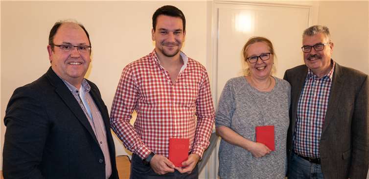 Stadtbürgermeister Hans Peter Ammel (r.) und der Ortsvereinsvorsitzende Ralf Kraut (l.) gratulierten den neuen Mitgliedern der SPD-Mendig, Bibiana Koch-Mittler und Christian Welsch. SPD Mendig