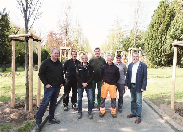 Stadtbürgermeister Hans Peter Ammel (re.) kann zu Recht stolz auf die Männer des städtischen Bauhofes sein.