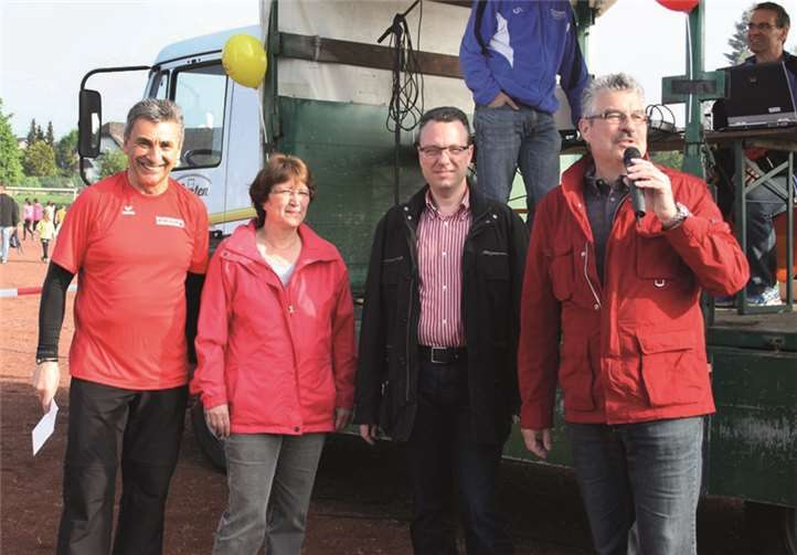 Stadtbürgermeister Hans Peter Ammel (rechts) hieß die zahlreichen Teilnehmer bei herrlichem Sonnenschein herzlich willkommen.