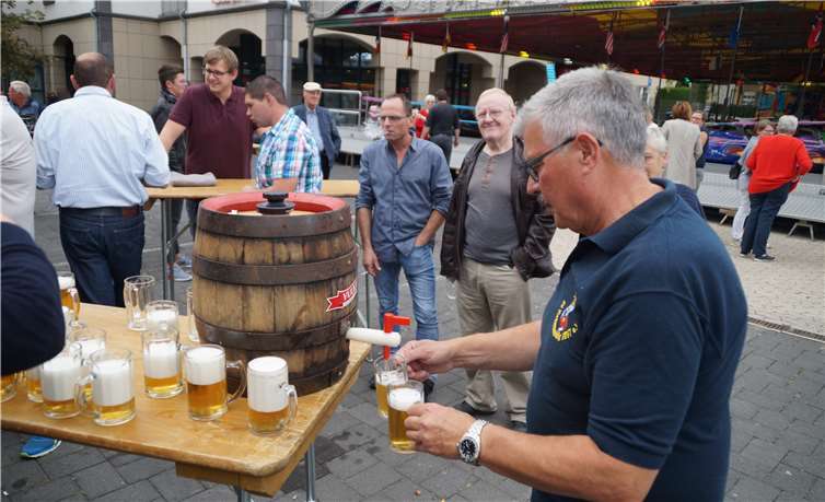 Stadtbürgermeister Hans Peter Ammel sorgte dafür, dass niemand Durst haben musste.SOT