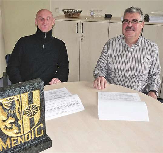 Stadtbürgermeister Hans-Peter Ammel stellt den neuen Jugendpfleger der Stadt Mendig, Serge Hertrich vor. FRE