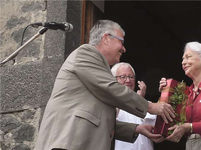 Stadtbürgermeister Hans Peter Ammel überreichte Dagmar von Wissmann ein Weinpräsent aus Winningen.