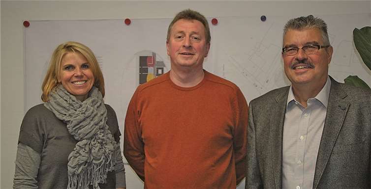 Stadtbürgermeister Hans Peter Ammel und Simone Martini danken Herrn Ritter für sein Engagement im ehemaligen „Café Ritter.“privat