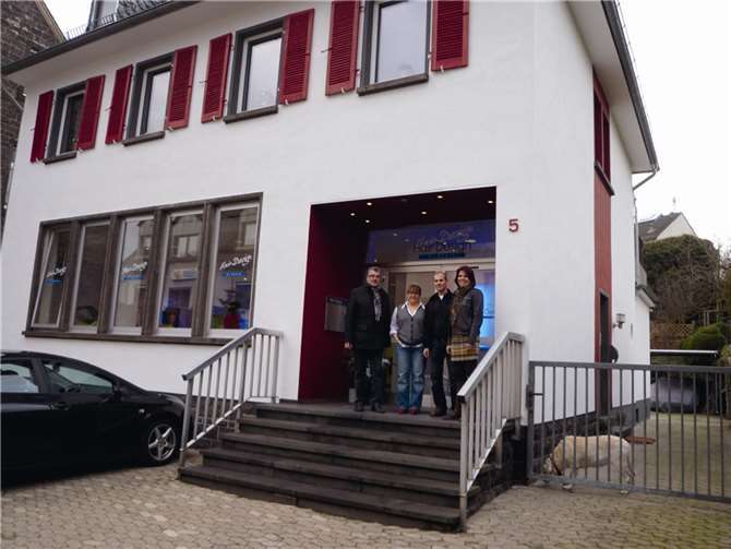 Stadtbürgermeister Hans Peter Ammel und Simone Martini von der Verbandsgemeindeverwaltung zeigten sich beeindruckt von der gelungenen Sanierung des Anwesens der Eheleute Steffens. privat