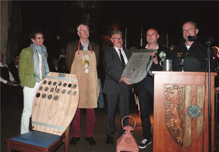 Stadtbürgermeister Hans Peter Ammel und VG-Bürgermeister Jörg Lempertz schenkten dem neuen Ehrenbrauer ein Relief aus Mendiger Basalt