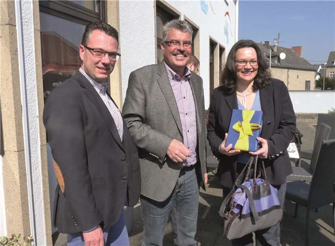 Stadtbürgermeister Hans-Peter Ammel und der 1. Beigeordnete der Stadt, Thomas Schneider, hießen die SPD-Bundestagsabgeordnete und Bundesministerin für Arbeit und Soziales, Andrea Nahles,(1.v.r.) in Mendig willkommen und überreichten ihr ein Präsent.FRE