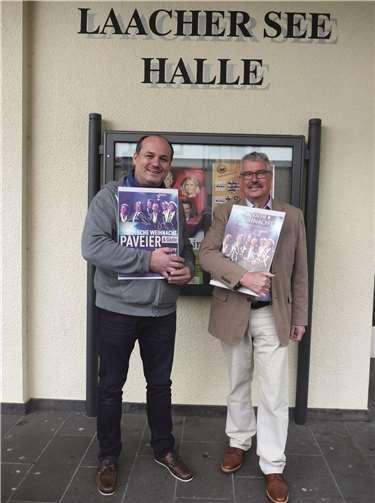 Stadtbürgermeister Hans-Peter Ammel und der Event-Berater Jürgen Mittler freuen sich, die Paveier im Dezember in der Laacher See-Halle begrüßen zu dürfen.FRE