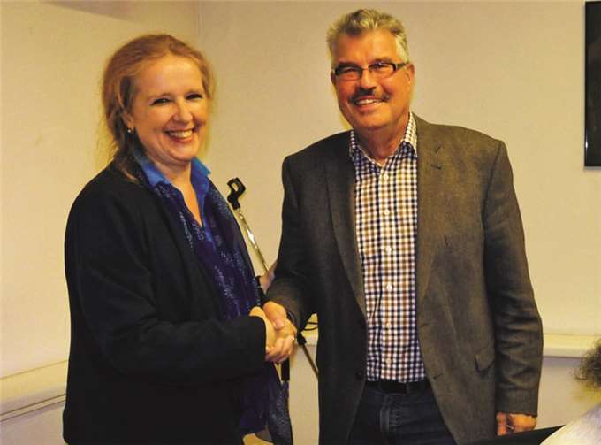 Stadtbürgermeister Hans Peter Ammel verpflichtete das neue Ratsmitglied Bibiana Koch-Mittler (Bündnis90/Die Grünen). -SF-