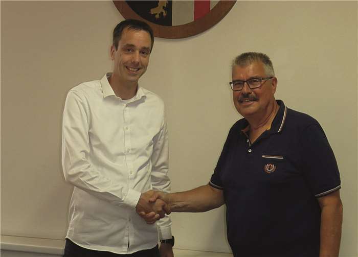 Stadtbürgermeister Hans Peter Ammel verpflichtete das neue Stadtratsmitglied Daniel Vordemvenne per Handschlag. -FRE-