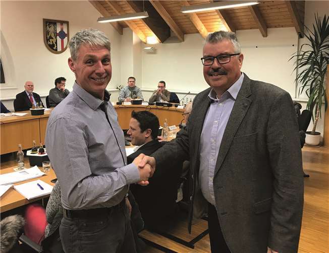 Stadtbürgermeister Hans Peter Ammel verpflichtete dasneue Ratsmitglied Mike Jochem per Handschlag. -FRE-