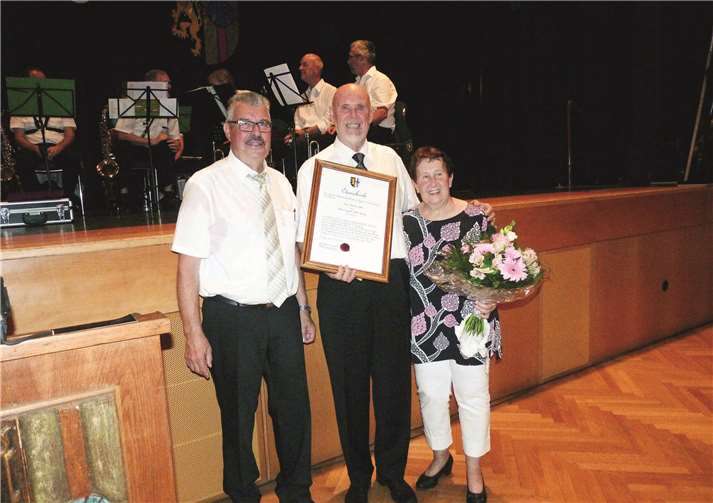 Stadtbürgermeister Hans Peter Ammel (v.li.), Ehrenringträger Hermann Kleber mit Ehefrau Elisabeth.