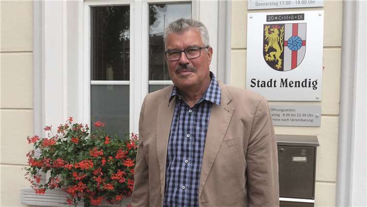 Stadtbürgermeister Hans Peter Ammel vor dem Haus der Stadtverwaltung. FRE