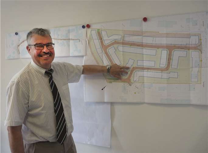 Stadtbürgermeister Hans-Peter Ammel vor dem Plan des Neubaugebietes „Dammstraße“. FRE