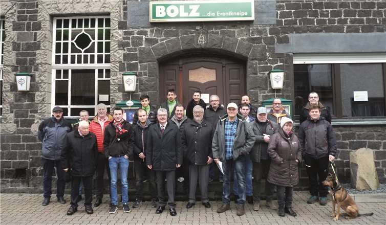 Stadtbürgermeister Hans Peter Ammel (vorne Mitte) und die Interessengemeinschaft Obermendig vor der Ende 2018 geschlossenen Eventkneipe Bolz. Foto: FRE