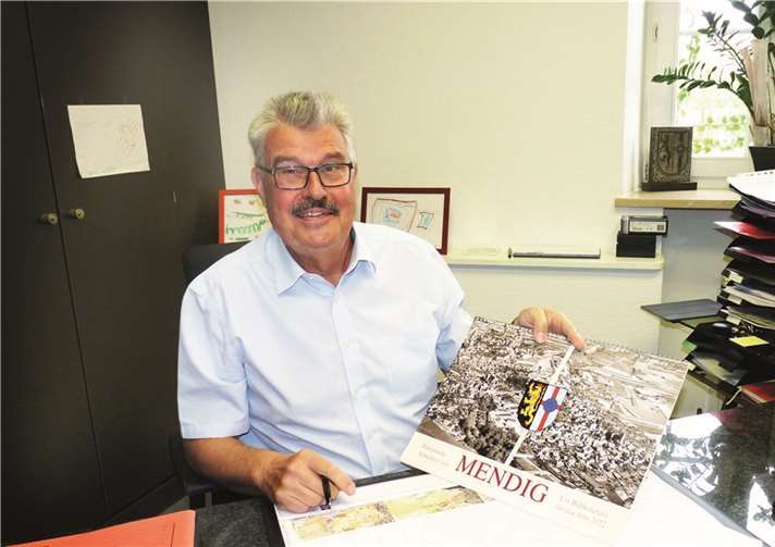 Stadtbürgermeister Hans Peter Ammel zeigt sich von dem Historischen Kalender ganz besonders angetan. Foto: FRE
