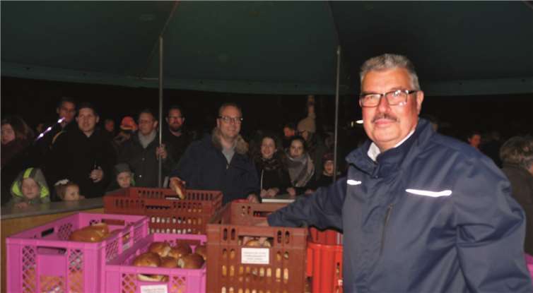 Stadtbürgermeister Hans-Peter Ammelund Mitglieder der SPD verteilten Martinswecken.