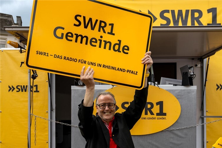 Stadtbürgermeister Helmut Muthers hielt das gewonnene Schild unter großem Jubel stolz in die Höhe.