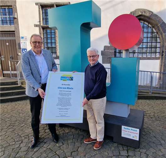 Stadtbürgermeister Helmut Muthers (l.) und Hans-Joachim Schmitz, Sprecher der Fair Trade-Steuerungsgruppe Linz, freuen sich über die Urkunde: Linz darf weitere zwei Jahre das Fair Trade – Logo führen.  Fotos: AWI