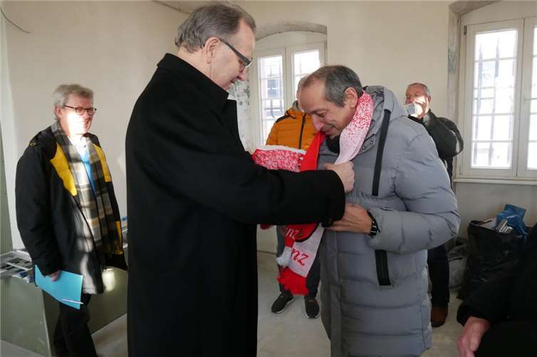 Stadtbürgermeister Helmut Muthers überreicht drei ehrenamtlich besonders engagierten Helfern einen Linzer Stadtschal, hier an Ulrich Pachulski-Schumacher.