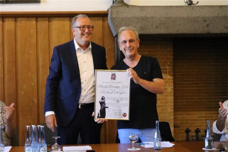 Stadtbürgermeister Helmut Muthers überreichte Richard Wester die Urkunde zur Ernennung als erster StadtStrünzer 2026.