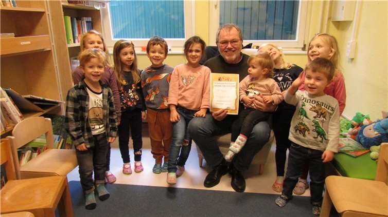 Stadtbürgermeister Herr Heitmann als Vorleser. Fotos: Haus für Kinder