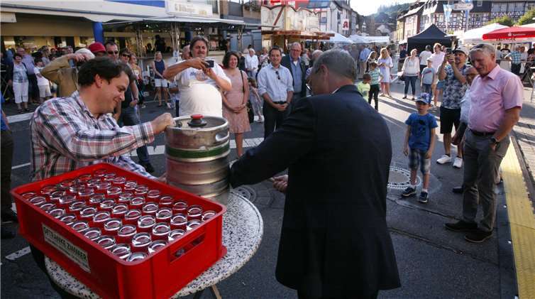 Stadtbürgermeister Hoffmann eröffnet das Heimatfest mit einem gekonnten Fassanstich.