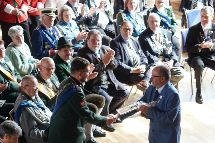 Stadtbürgermeister Johannes Juchem übergibt ein Präsent der Stadt an Europaprinz Maksymilian Kuropka