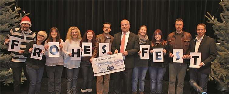 Stadtbürgermeister Klöckner (5. von rechts) nahm im Rahmen des „Bunten Nachmittags“ einen Scheck i.H.v. 1.000 Euro für die Seniorenarbeit der Stadt Mülheim-Kärlich entgegen. Das vorgezogene Weihnachtsgeschenk wurde von der Theatergruppe „Da Capo“ Mülheim-Kärlich zur Verfügung gestellt, die den Einnahmeüberschuss ihrer diesjährigen Aufführungen einem guten Zweck zuwenden wollte.