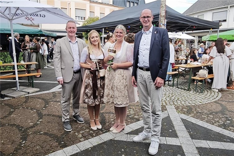Stadtbürgermeister Mark Geimer (l.) und Verbandsgemeindebürgermeister Jan Ermtraud (r.) sind stolz auf die Bad Hönninger Weinkönigin Dajana Bökle (2.v.r.) und ihre Weinprinzessin Kristina Cervenanska,