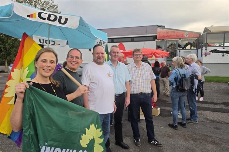Stadtbürgermeister Mark Geimer mit Vertreterinnen und Vertreter von CDU, SPD und Bündnis 90/Die Grünen bei der gemeinsamen Kundgebung „Gemeinsam für Demokratie & Menschenrechte“ auf dem Rheinparkplatz in Bad Hönningen.