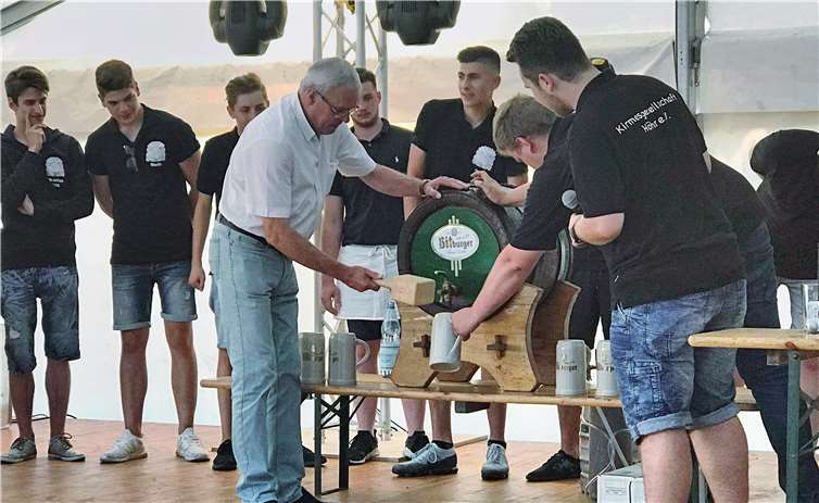 Stadtbürgermeister Michael Thiesen eröffnet die Kirmes mit dem Fassanstich im Festzelt. Foto: Privat