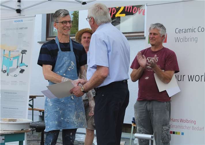 Stadtbürgermeister Michael Thiesen gratuliert dem Sieger. Foto: privat