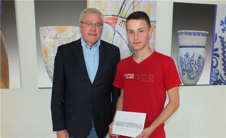 Stadtbürgermeister Michael Thiesen nahm die engagierten Leistungen von Philipp Dähling und Arne Trees gerne zum Anlass ...