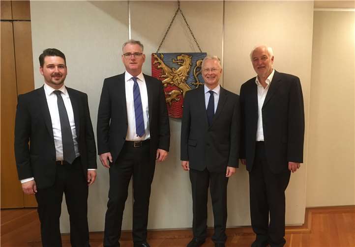 Stadtbürgermeister Oliver Krügel, Bürgermeister der Verbandsgemeinde Bad Ems-Nassau Uwe Bruchhäuser, Landrat Frank Puchtler und Dr. Amlung bei der Gedenkstunde für Adolf Reichwein. Foto: Rhein-Lahn-Kreis